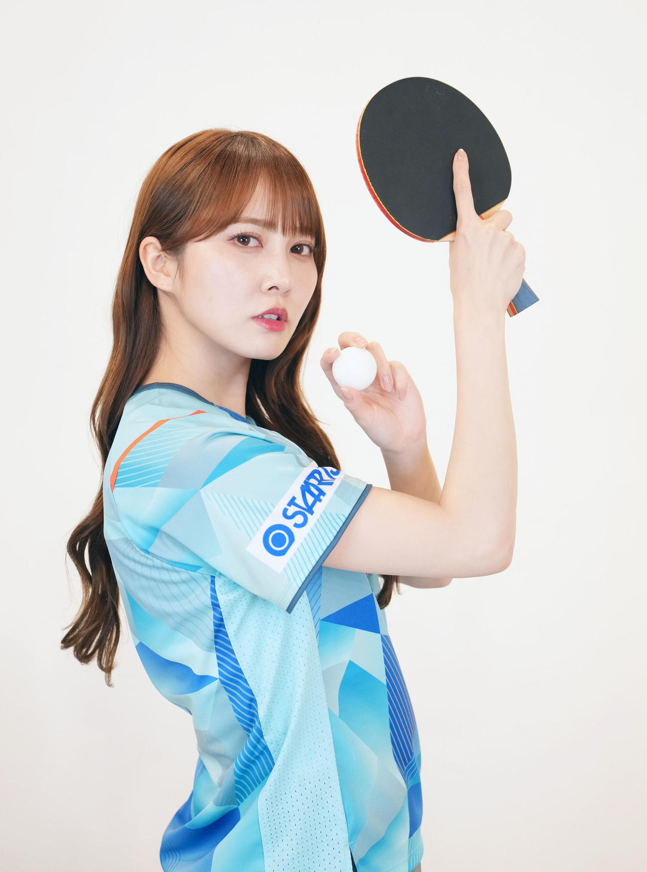 テレビ東京「世界卓球」応援サポーターに就任しラケットを手にポーズを決める日向坂46の加藤史帆（撮影・横山健太）