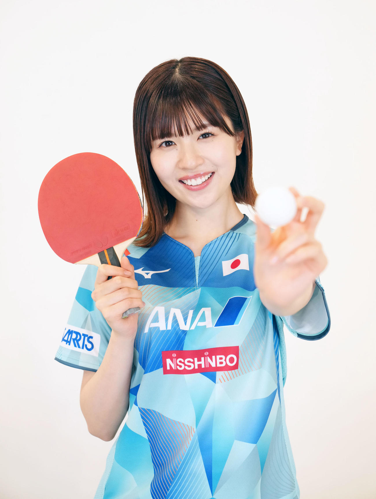 テレビ東京「世界卓球」応援サポーターに就任しラケットを手にポーズを決める日向坂46の松田好花（撮影・横山健太）