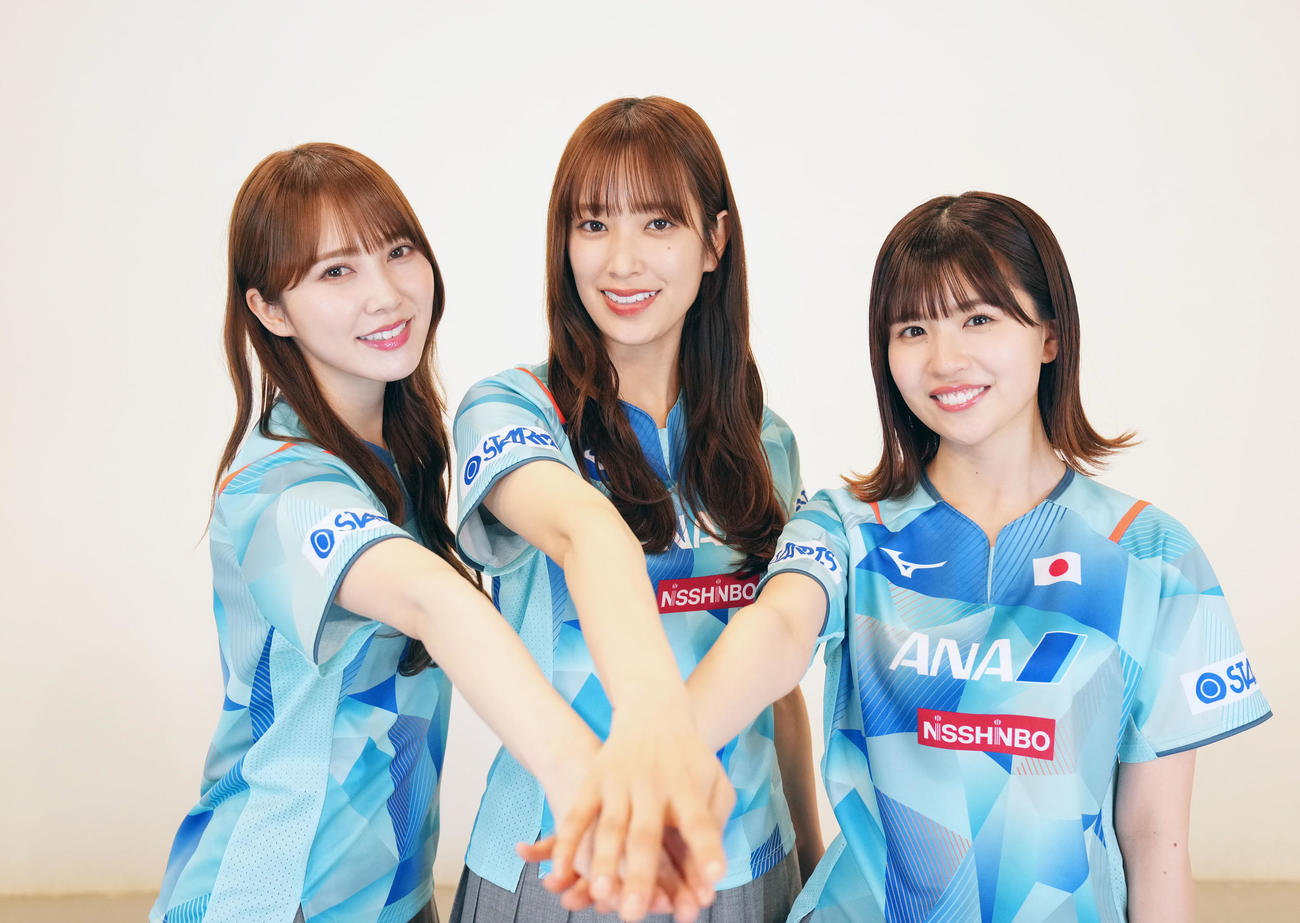 テレビ東京「世界卓球」応援サポーターに就任し笑顔を見せる、左から日向坂46の加藤史帆、佐々木久美、松田好花（撮影・横山健太）
