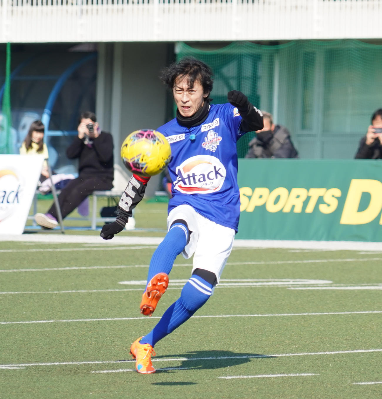 サッカー教室「やべっちCUP　トレーニングver」でFKを蹴り込む矢部浩之（2021年12月撮影）