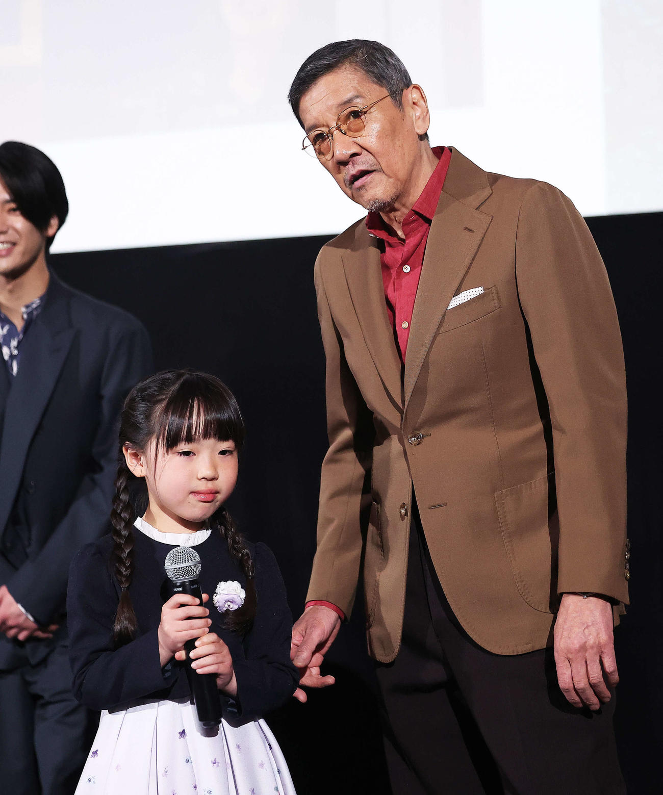 あいさつで緊張する浅川暦ちゃん（左）に寄り添う奥田瑛二（撮影・河田真司）