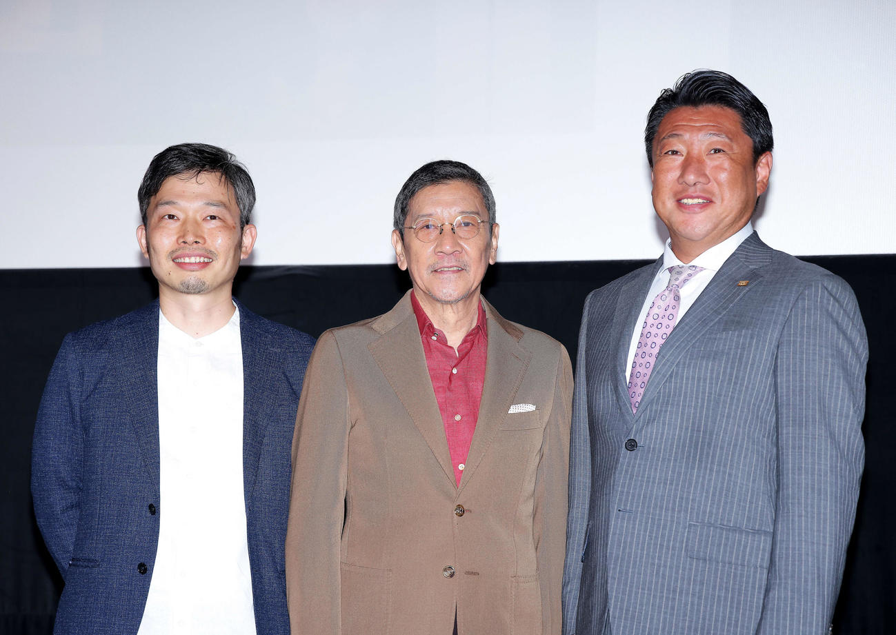フォトセッションで写真に納まる、左から野澤クニオ監督、奥田瑛二、株式会社クレバリーホーム代表取締役松田芳輝氏（撮影・河田真司）