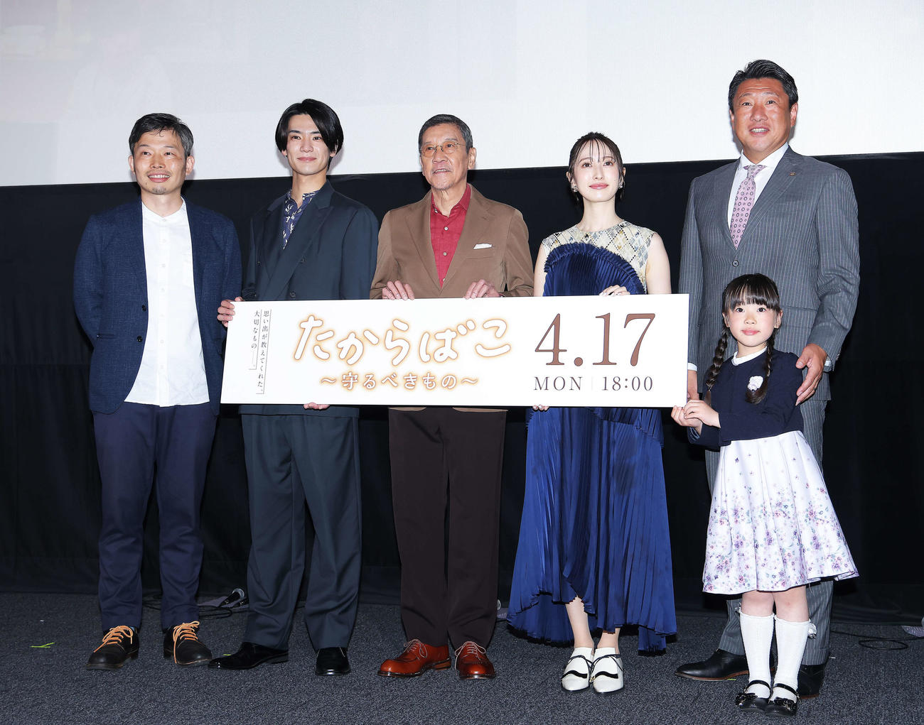フォトセッションで写真に納まる、左から野澤クニオ監督、秋沢健太朗、奥田瑛二、團遥香、浅川暦ちゃん、株式会社クレバリーホーム代表取締役松田芳輝氏（撮影・河田真司）