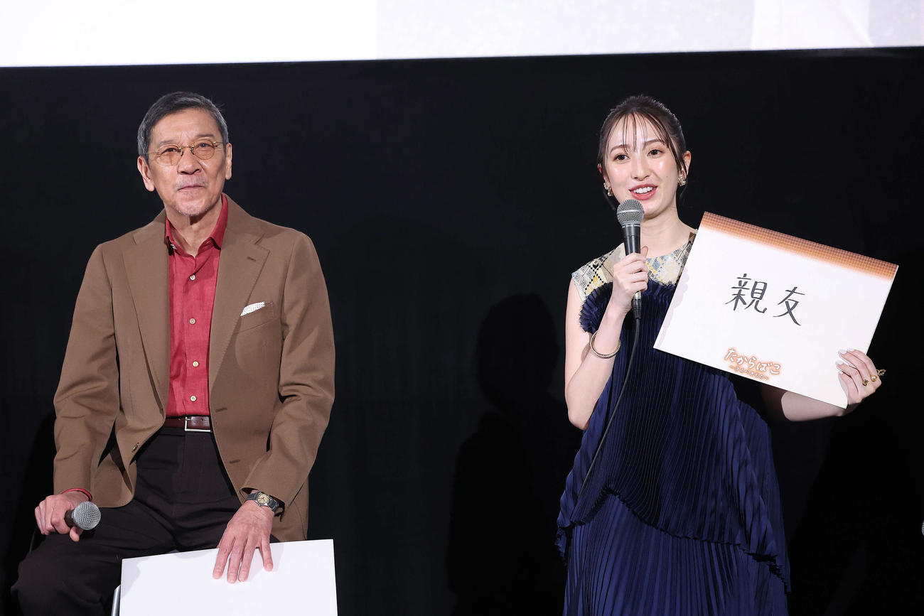 トークショーに臨む奥田瑛二（左）と團遥香（撮影・河田真司）