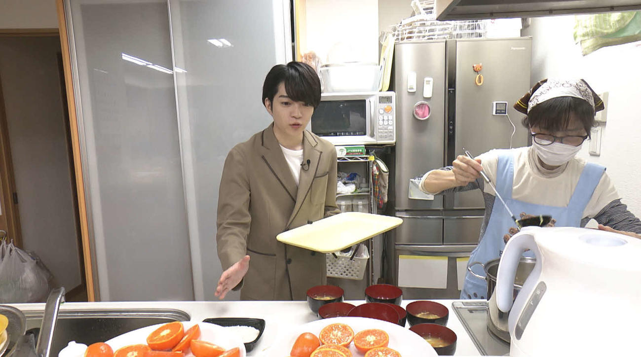 「24時間テレビ46」のメインパーソナリティーに決まり、都内の「子ども村ホッとステーション」で取材を行う、なにわ男子の西畑大吾
