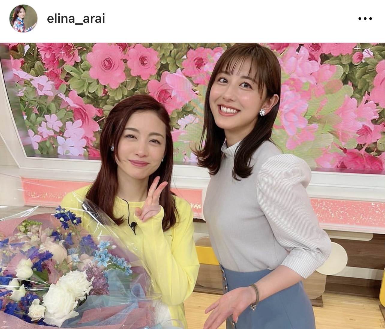 斎藤ちはるアナに祝福され、ピースする新井恵理那アナ（新井恵理那アナのインスタグラムから）