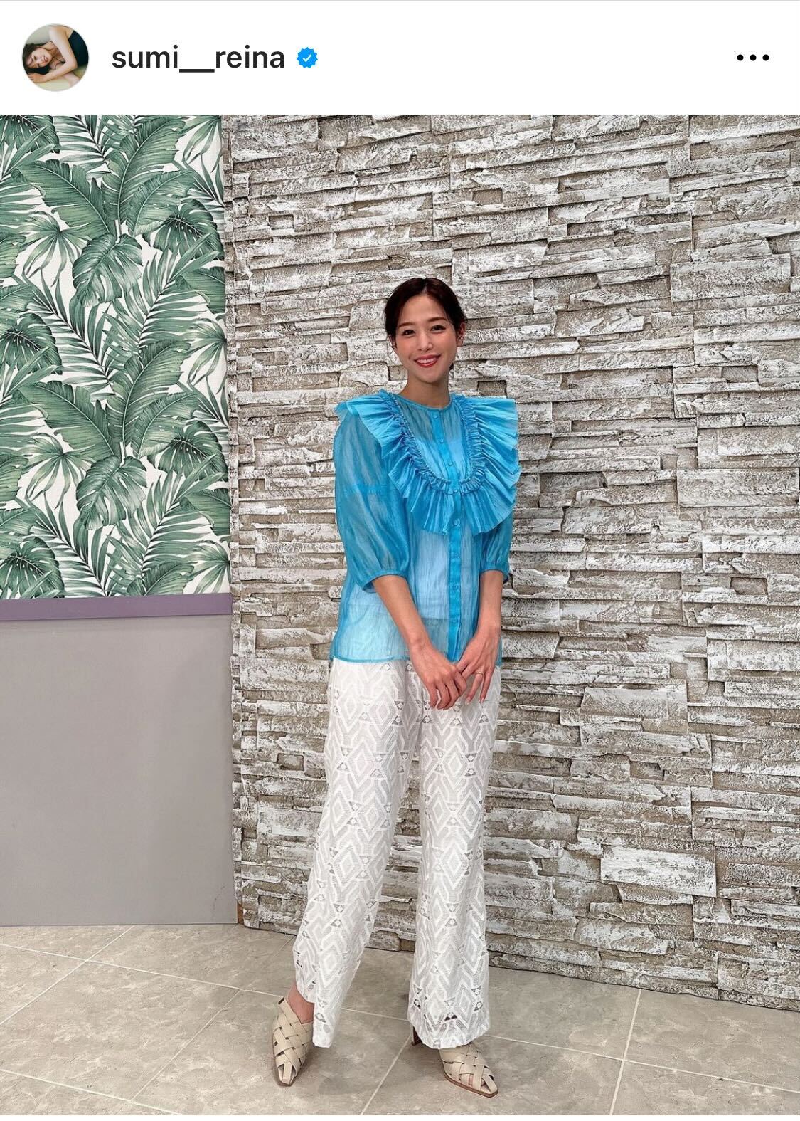 鮮やかな水色のブラウスを着た鷲見玲奈アナ（鷲見玲奈アナのインスタグラムから）