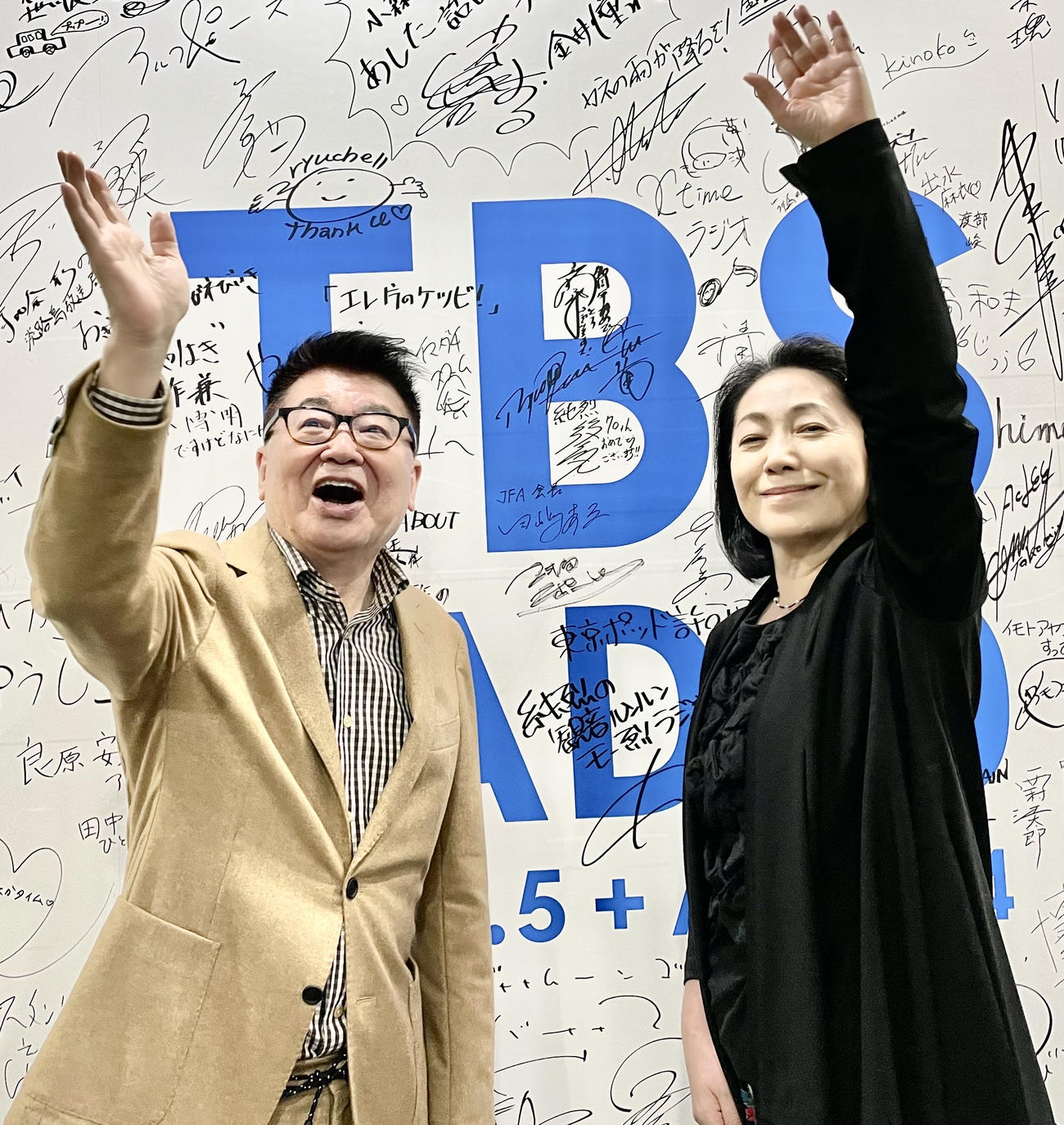 「天城越え」の振り付けをする生島ヒロシ（左）と石川さゆり