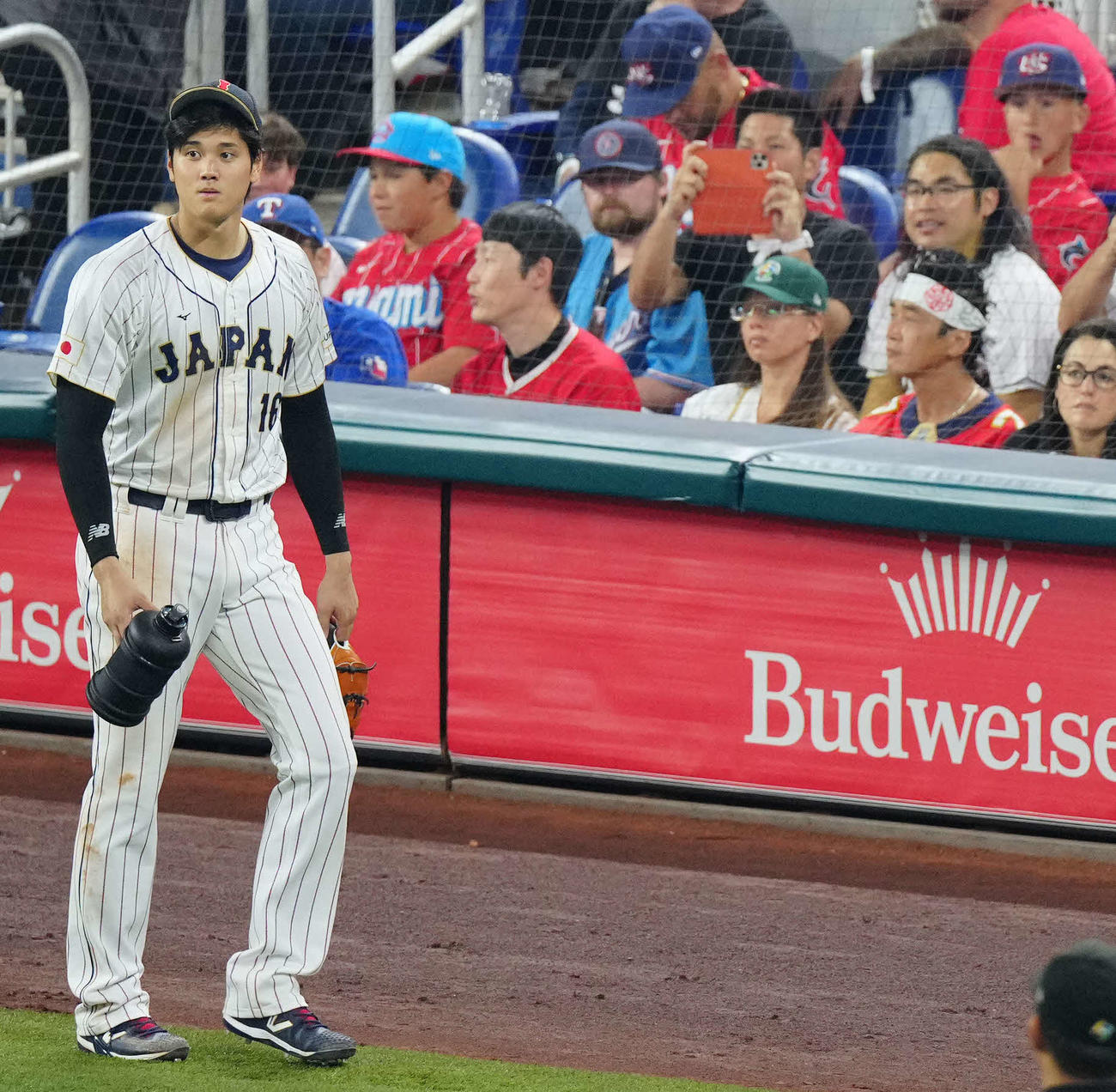 日本対米国　6回、ブルペンへ向かう大谷。スタンドにはロッチ中岡の姿も（現地時間2023年3月21日撮影）