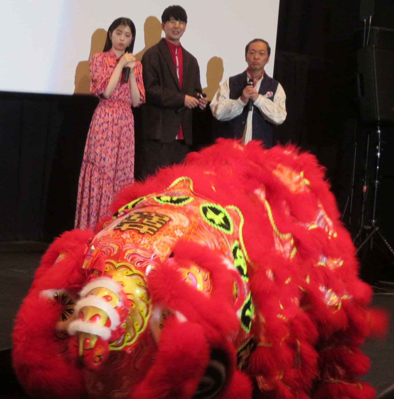 中国のCGアニメ映画「雄獅少年／ライオン少年」完成披露上映イベントで中国の獅子舞の登場に驚く、左から桜田ひより、花江夏樹、山口勝平（撮影・村上幸将）