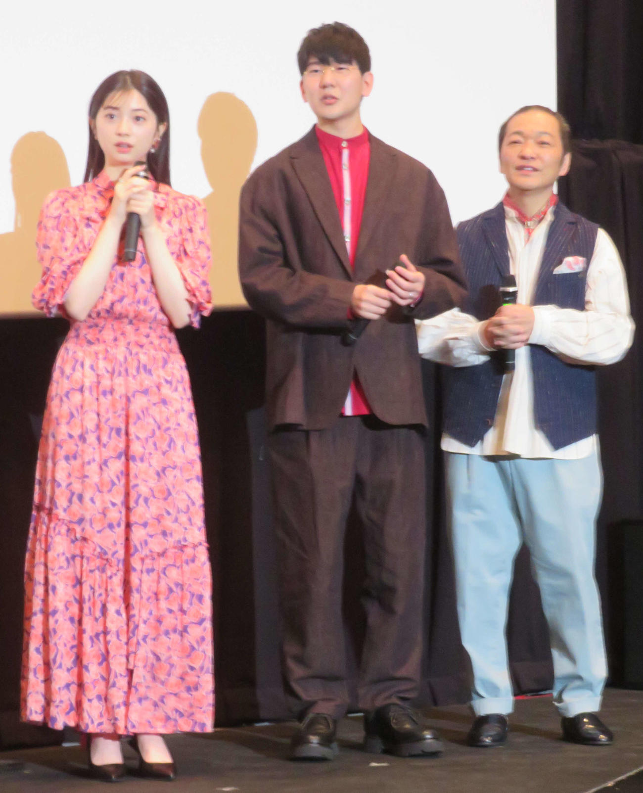 中国のCGアニメ映画「雄獅少年／ライオン少年」完成披露上映イベントで中国の獅子舞の登場に驚く、左から桜田ひより、花江夏樹、山口勝平（撮影・村上幸将）