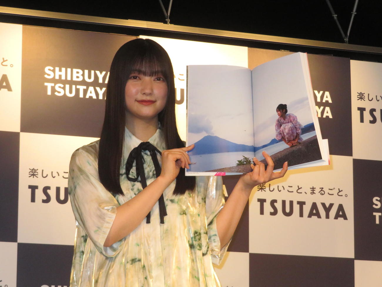 ファースト写真集「半分光、半分影」の発売記念記者会見でお気に入りのカットを紹介する櫻坂46大園玲（撮影・横山慧）