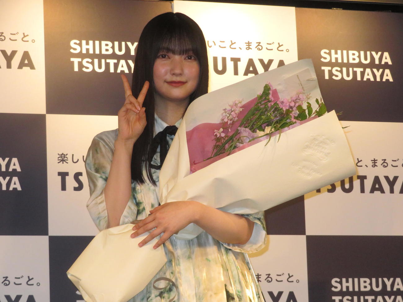 ファースト写真集「半分光、半分影」の発売記念記者会見で、23歳の誕生日を祝われた櫻坂46大園玲（撮影・横山慧）