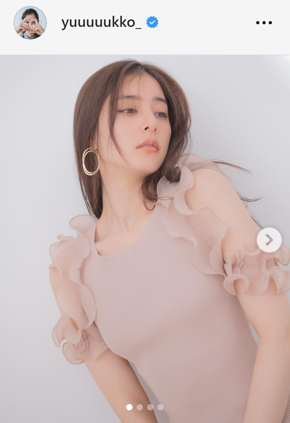 ピンク色のワンピースで肌見せショットを披露した新木優子（新木優子のインスタグラムから）
