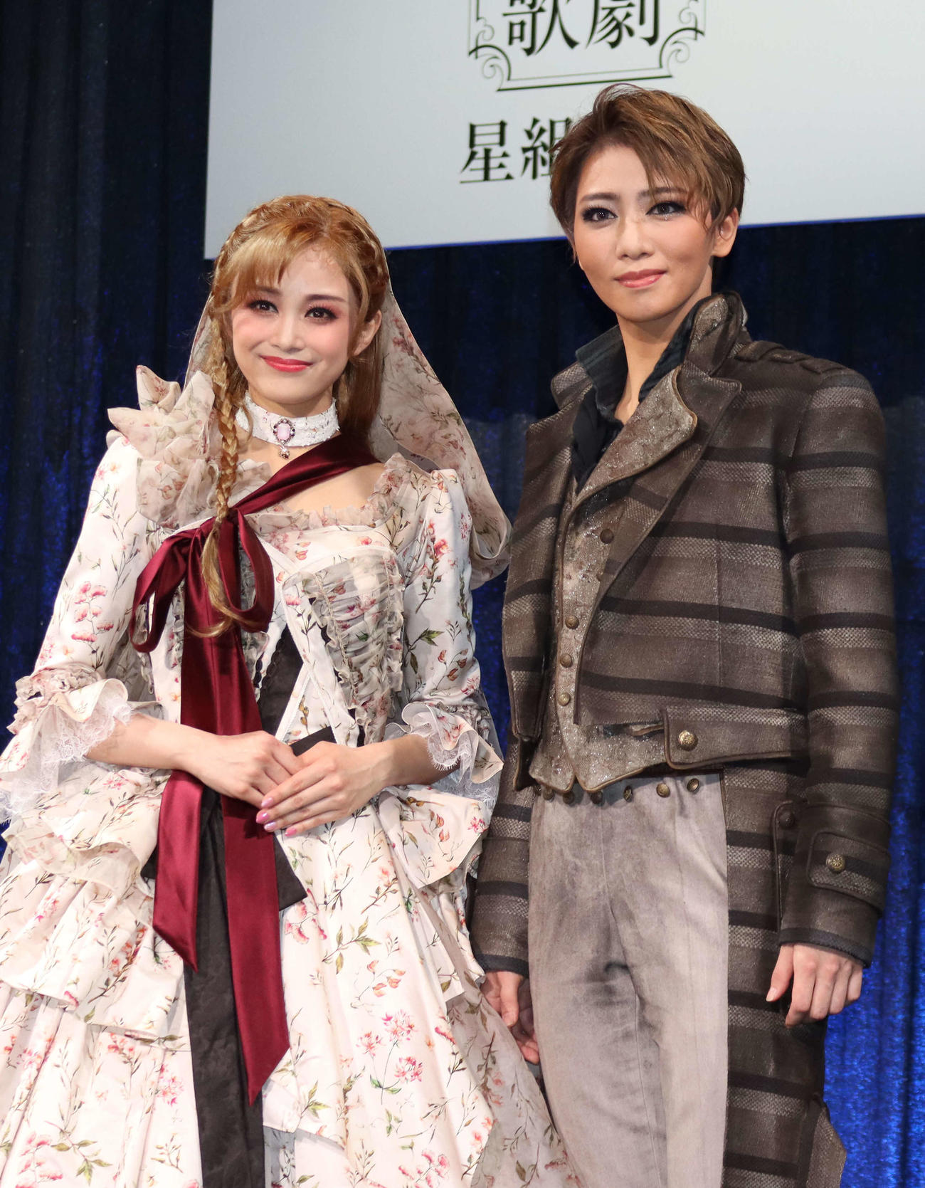 宝塚歌劇星組公演「1789　－バスティーユの恋人たち－」の制作発表会に出席した舞空瞳（左）、礼真琴