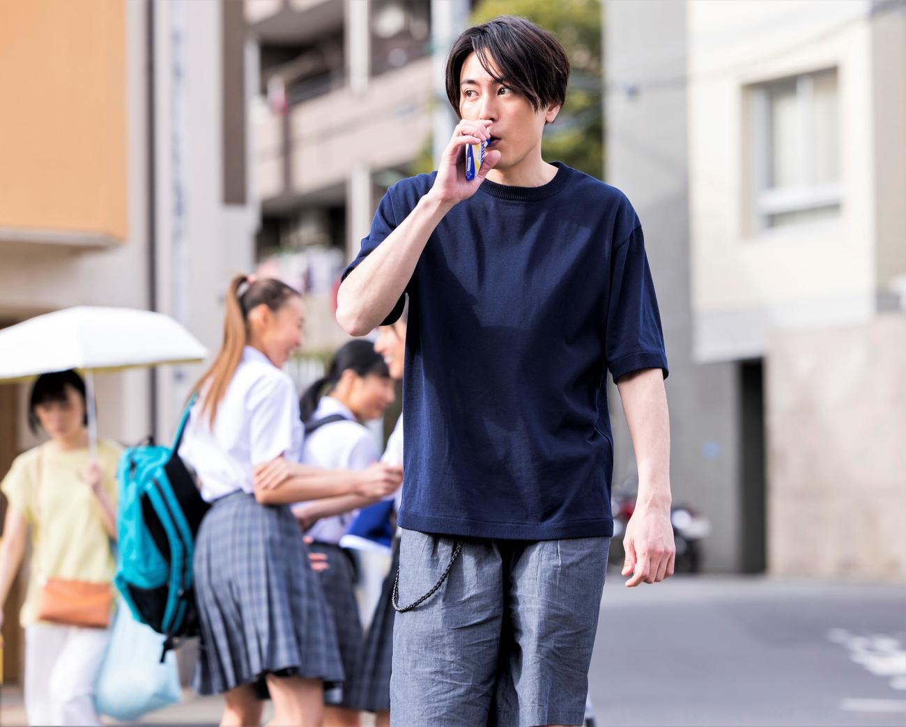 クーリッシュを飲む間宮祥太朗