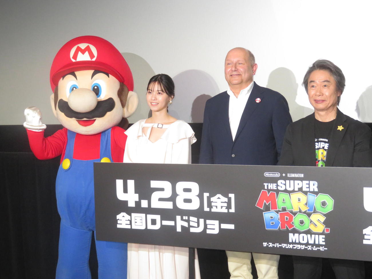 映画「ザ・スーパーマリオブラザーズ・ムービー」のジャパンプレミアに出席した（左から）マリオ、西野七瀬、クリス・メレダンドリ氏、宮本茂氏（撮影・横山慧）
