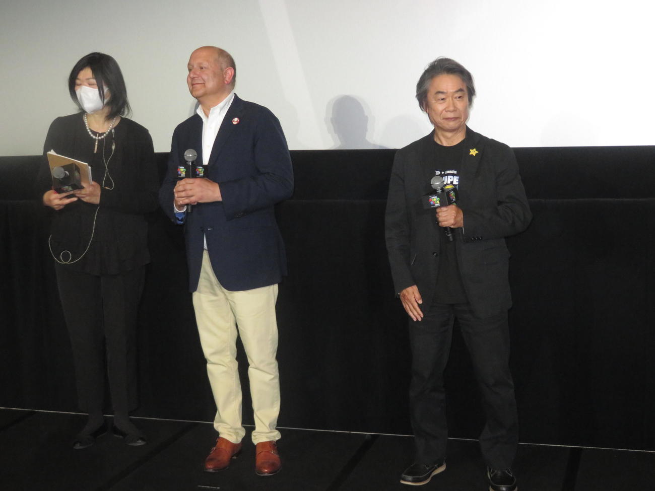 映画「ザ・スーパーマリオブラザーズ・ムービー」のジャパンプレミアに出席した宮本茂氏（右）。中央はクリス・メレダンドリ氏（撮影・横山慧）