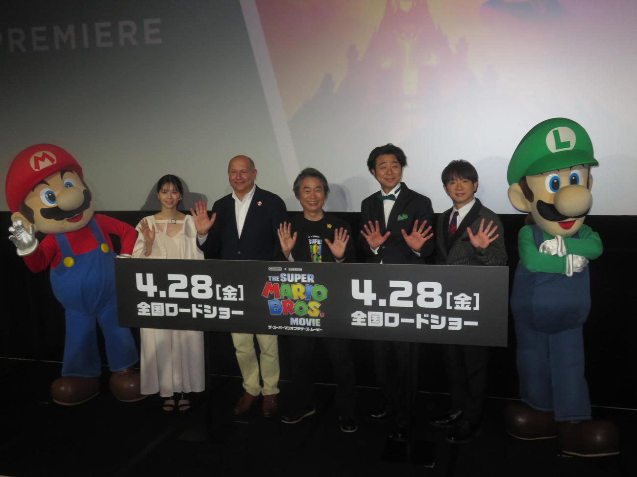 映画「ザ・スーパーマリオブラザーズ・ムービー」のジャパンプレミアに出席した（左から）マリオ、西野七瀬、クリス・メレダンドリ氏、宮本茂氏、有野晋哉、濱口優、ルイージ（撮影・横山慧）
