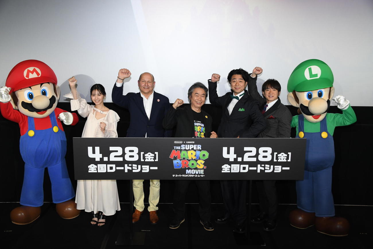 映画「ザ・スーパーマリオブラザーズ・ムービー」のジャパンプレミアに出席した、左からマリオ、西野七瀬、クリス・メレダンドリ氏、宮本茂氏、有野晋哉、濱口優、ルイージ