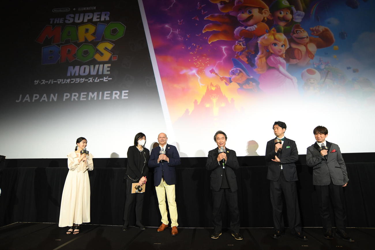 映画「ザ・スーパーマリオブラザーズ・ムービー」のジャパンプレミアに出席した（左から）西野七瀬、クリス・メレダンドリ氏、宮本茂氏、有野晋哉、濱口優
