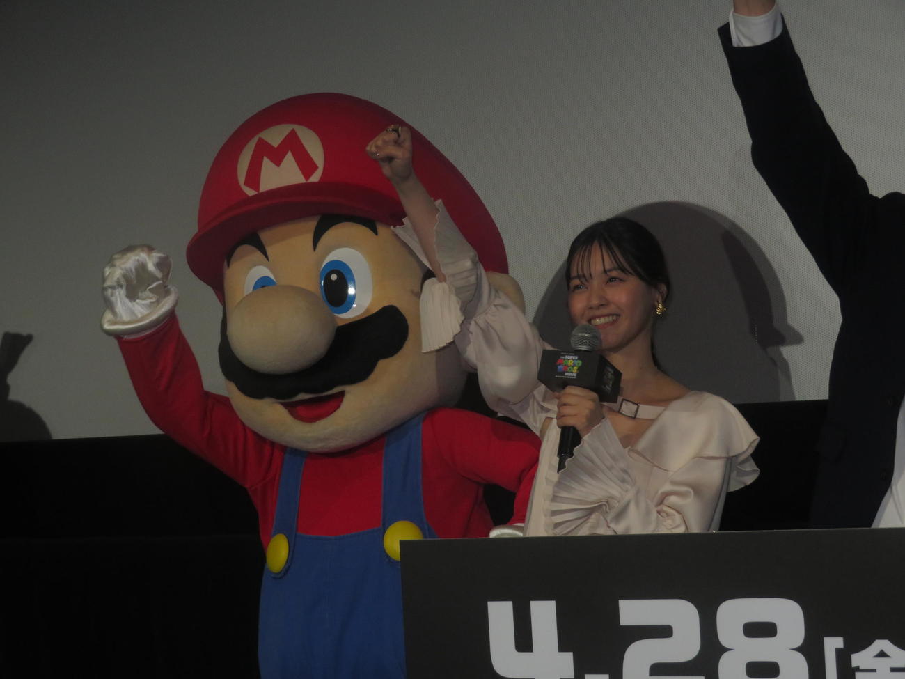 映画「ザ・スーパーマリオブラザーズ・ムービー」のジャパンプレミアに出席した西野七瀬（右）とマリオ（撮影・横山慧）