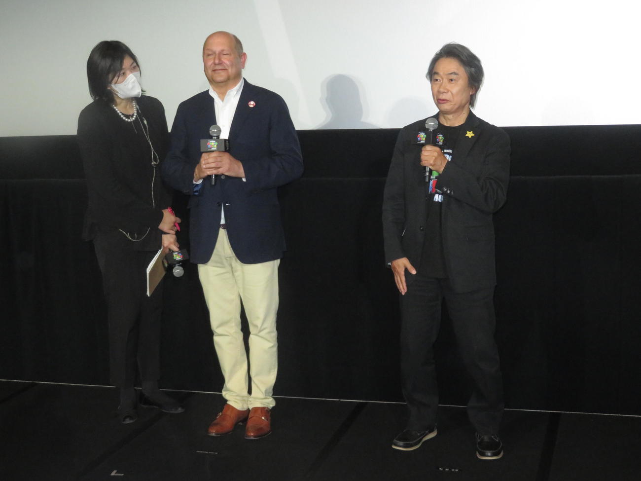 映画「ザ・スーパーマリオブラザーズ・ムービー」のジャパンプレミアに出席した宮本茂氏（右）。中央はクリス・メレダンドリ氏（撮影・横山慧）