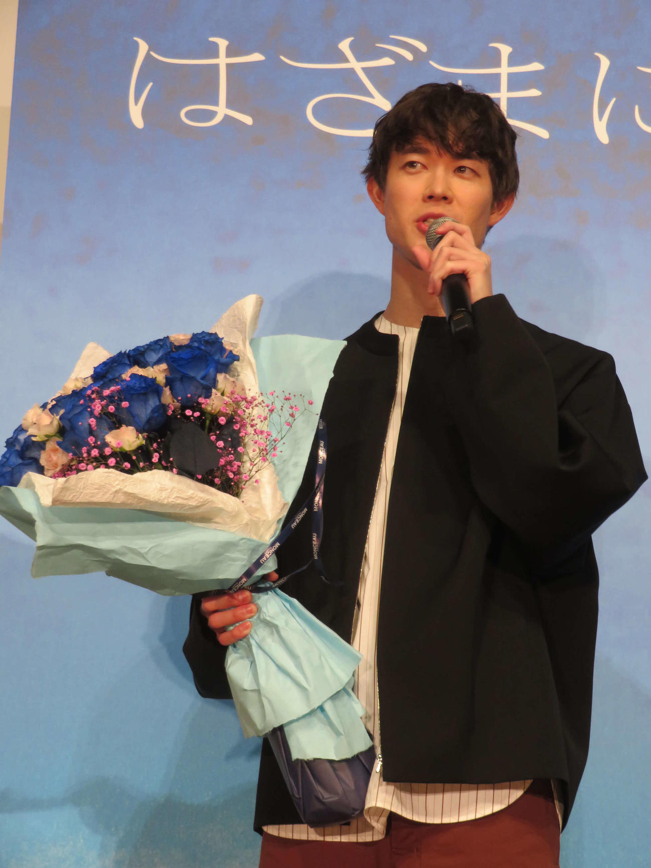 映画「はざまに生きる、春」特別舞台あいさつで、葛里華監督から花束を贈られた宮沢氷魚（撮影・村上幸将）