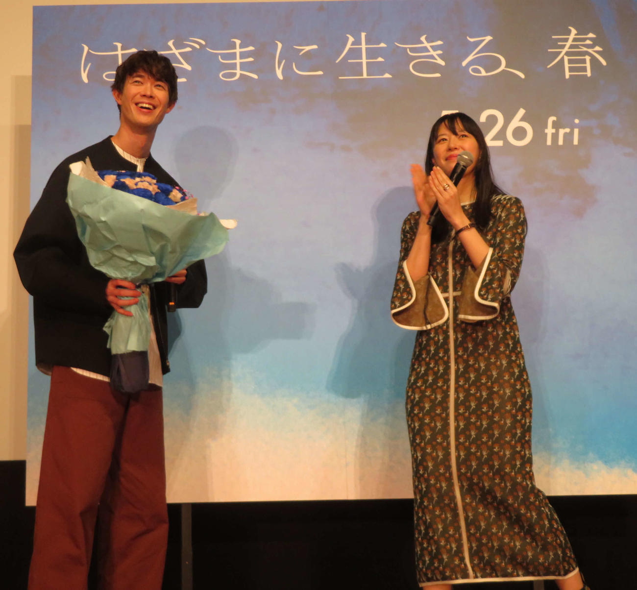 映画「はざまに生きる、春」特別舞台あいさつで、葛里華監督から花束を贈られた宮沢氷魚（撮影・村上幸将）