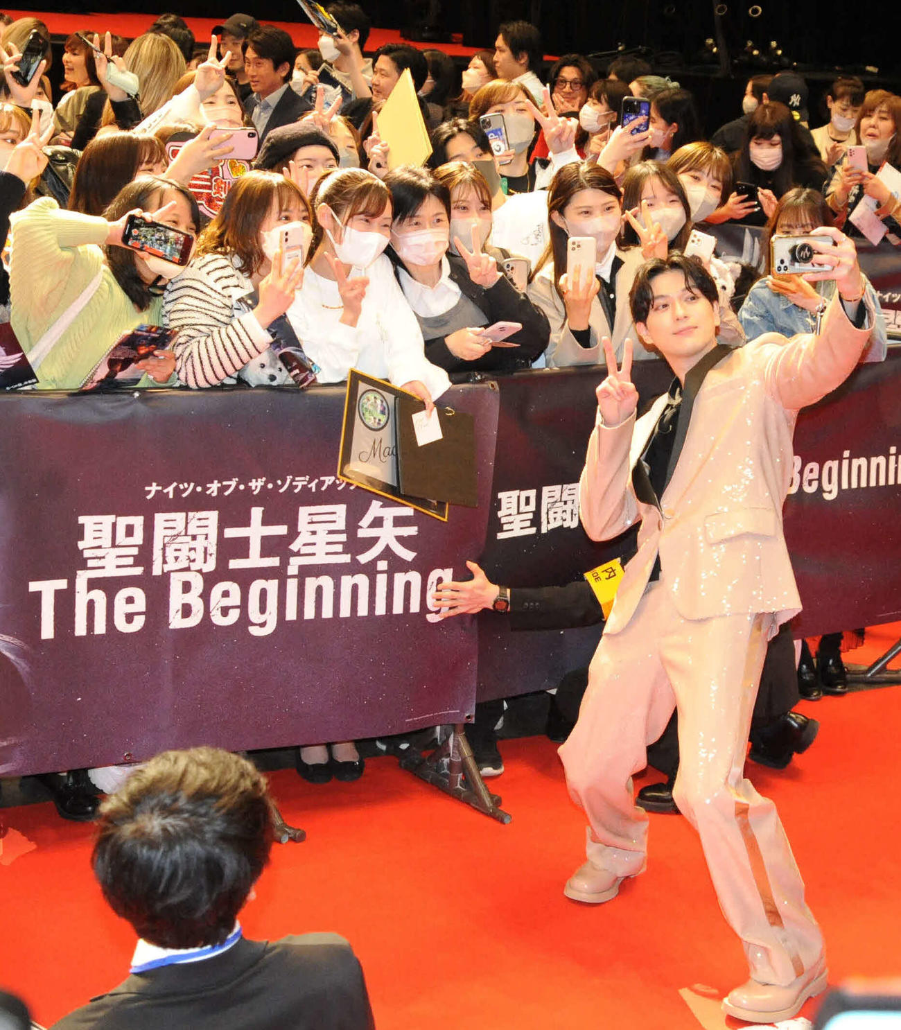 新田真剣佑「日本の映画界にとっても大きな第1歩」ハリウッド初主演「聖闘士星矢」日本プレミア - ハリウッド写真ニュース : 日刊スポーツ