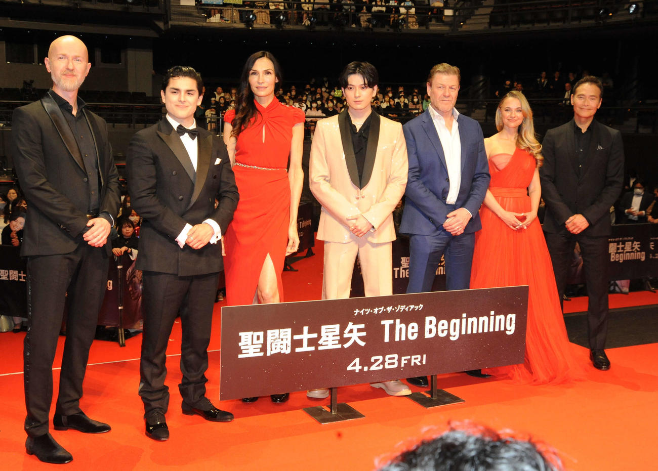 映画「聖闘士星矢　The Beginning」のジャパンプレミアに出席した、左からトメック・バギンスキー監督、ディエゴ・ティノコ、ファムケ・ヤンセン、新田真剣佑、ショーン・ビーン、マディソン・アイズマン、マーク・ダカスコス（撮影・松尾幸之介）