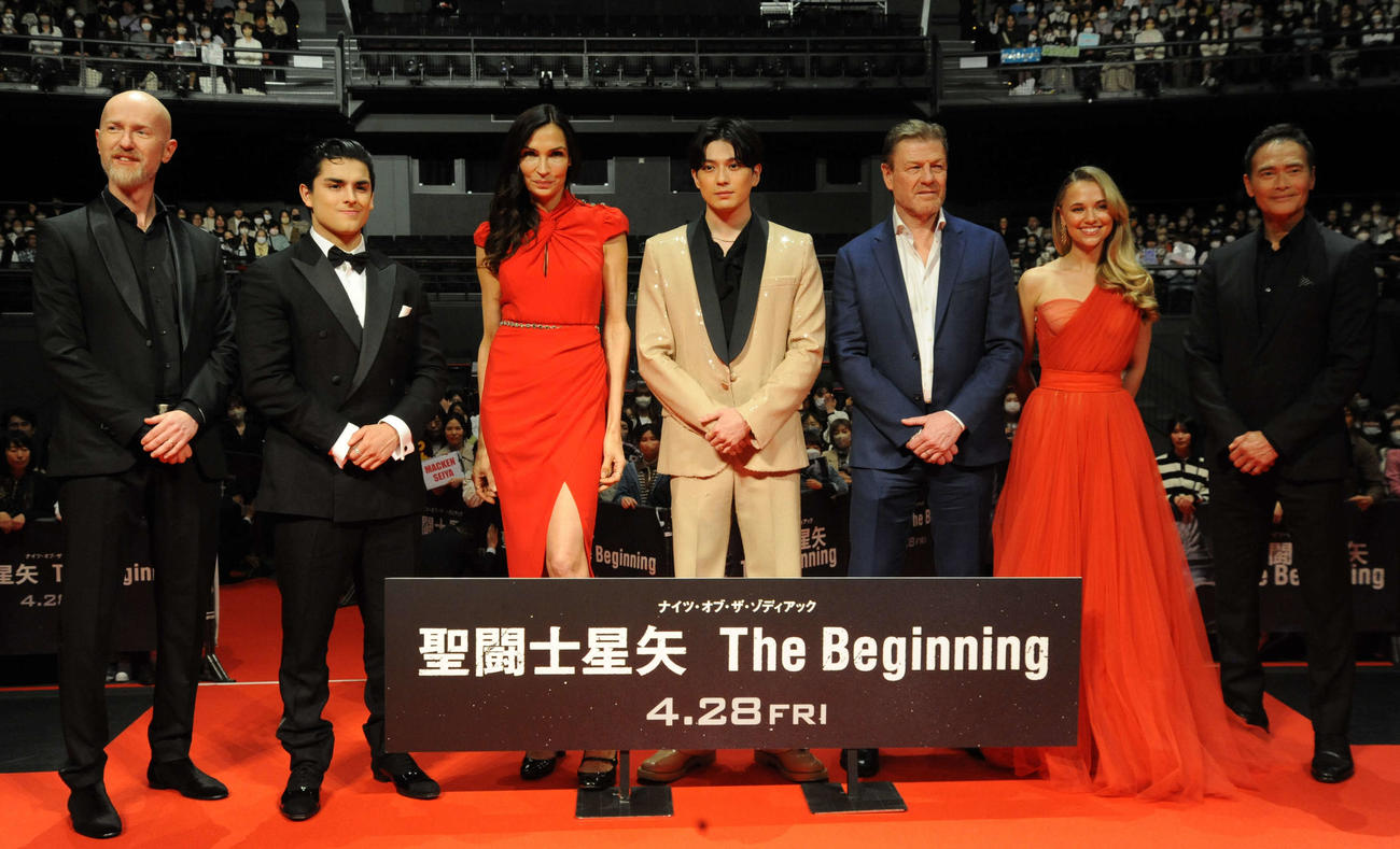 映画「聖闘士星矢　The Beginning」のジャパンプレミアに出席した、左からトメック・バギンスキー監督、ディエゴ・ティノコ、ファムケ・ヤンセン、新田真剣佑、ショーン・ビーン、マディソン・アイズマン、マーク・ダカスコス（撮影・松尾幸之介）