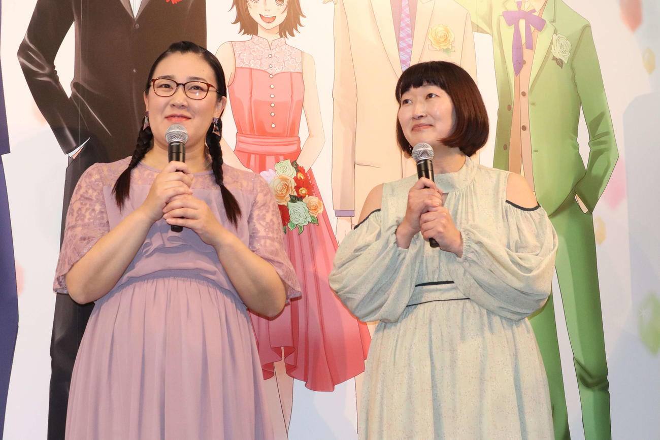 「誕生30周年記念花より男子展－Jewelry BOX－」プレスイベントに登場したたんぽぽの白鳥久美子（左）と川村エミコ（撮影・加藤理沙）