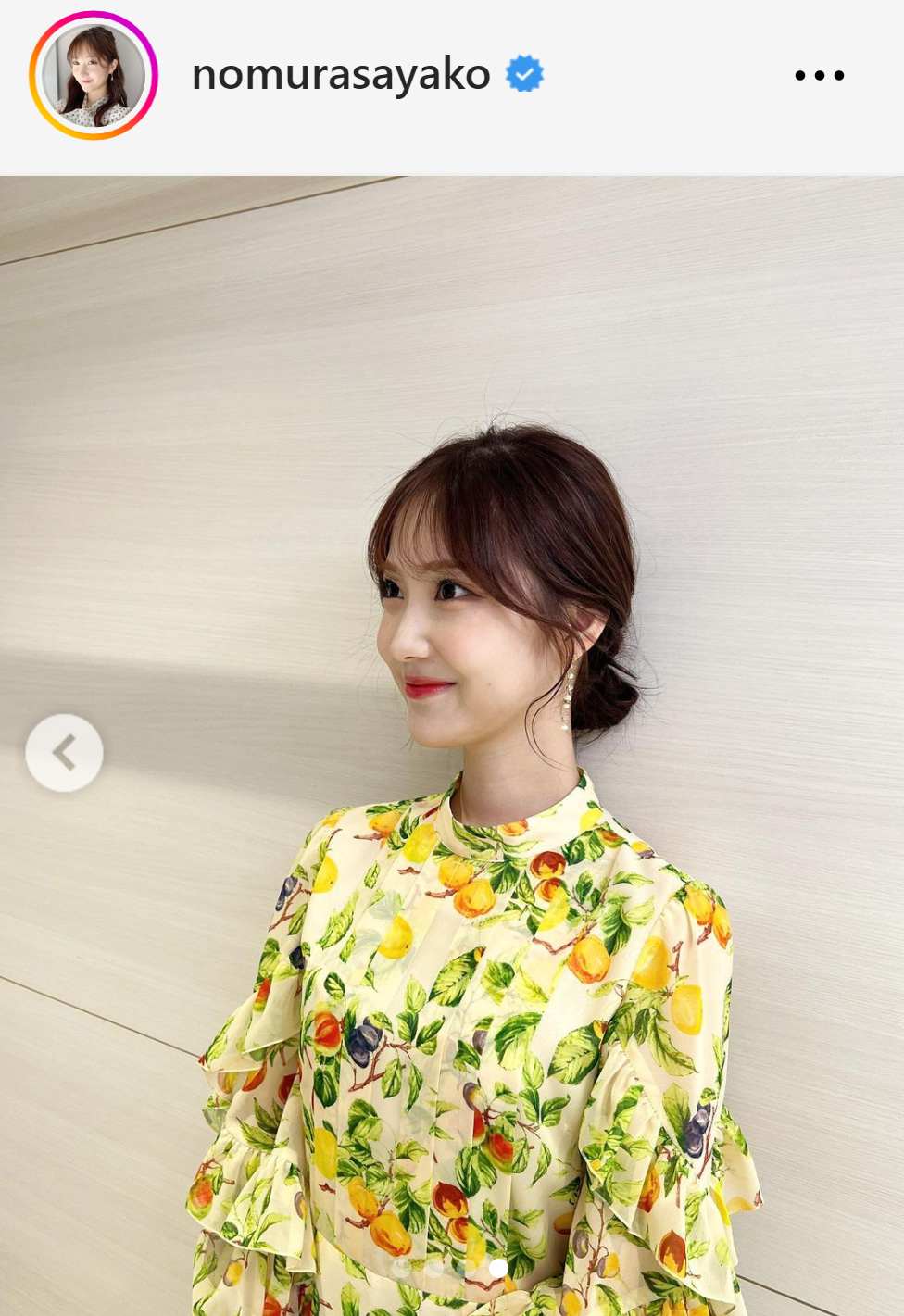 黄色のワンピース姿を披露する野村彩也子アナ（野村彩也子アナのインスタグラムから）