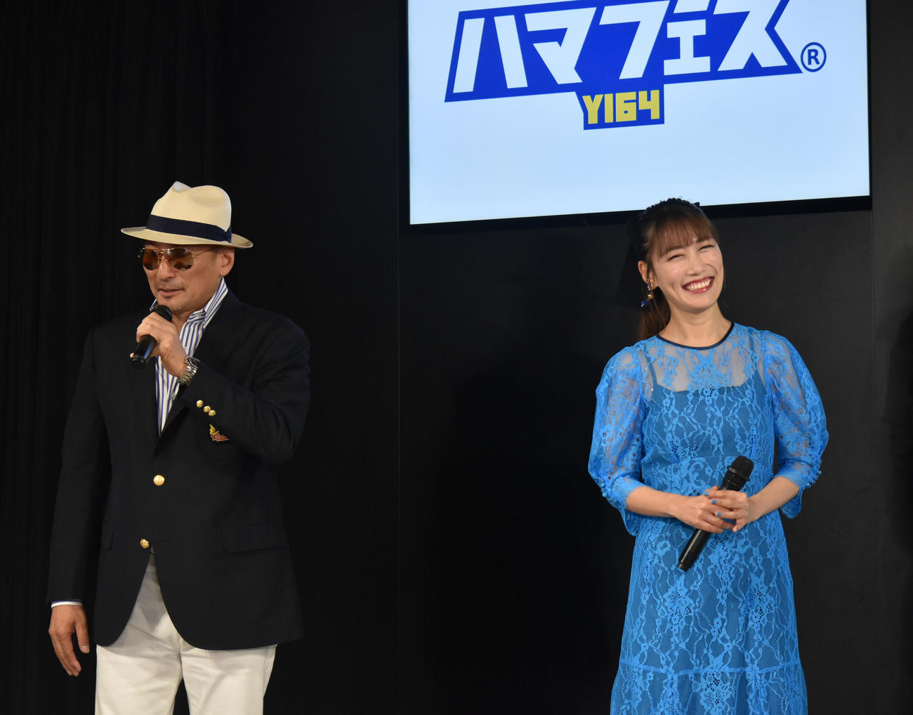 「ハマフェス　Y164」開催記者発表に参加したクレイジーケンバンドの横山剣とももいろクローバーZの高城れに