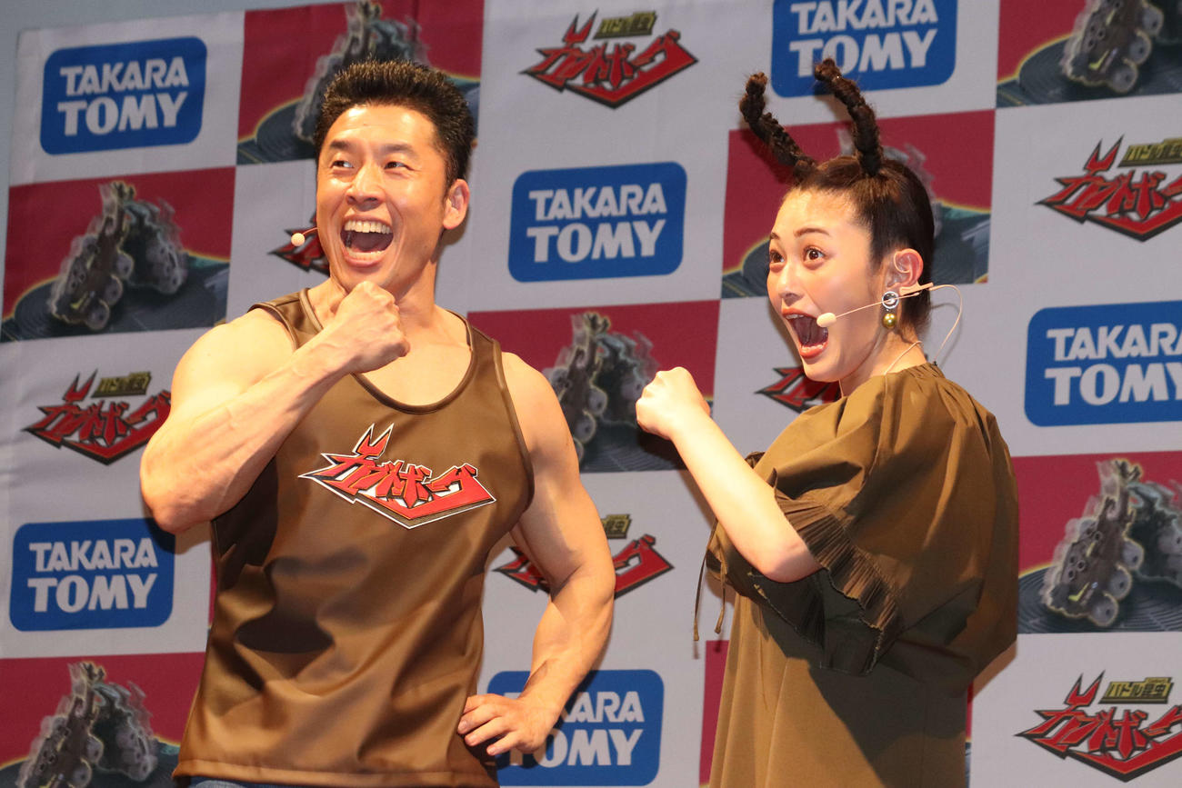 「カブトボーグ新CM発表会」に登壇したなかやまきんに君（左）と井上咲楽（撮影・加藤理沙）