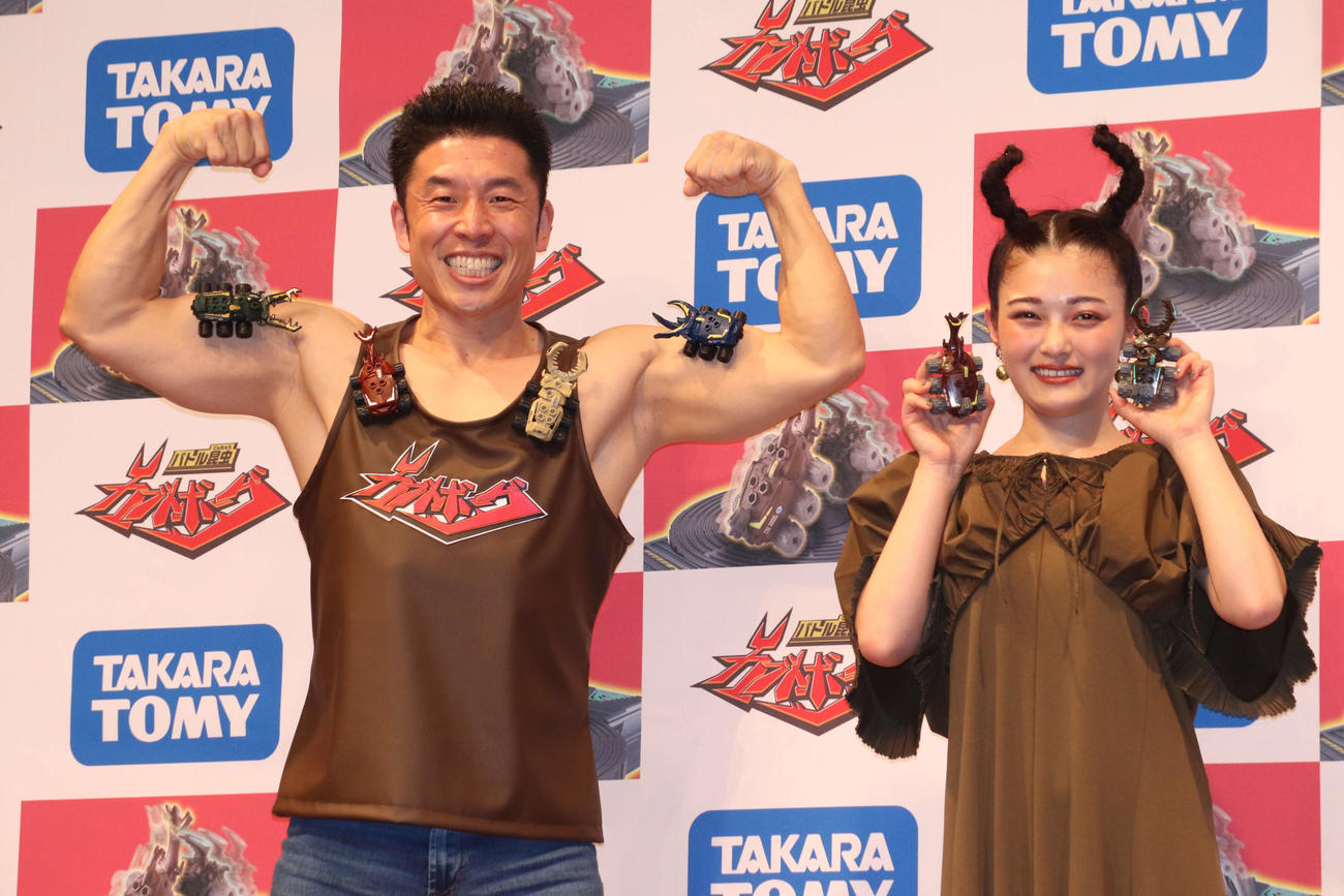 「カブトボーグ新CM発表会」に登壇したなかやまきんに君（左）と井上咲楽（撮影・加藤理沙）