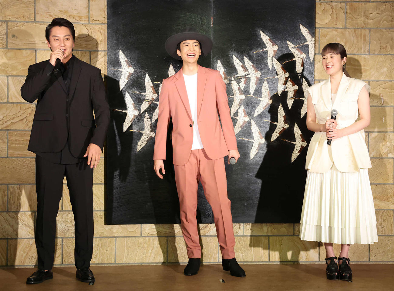 映画「静かなるドン」の完成報告記者会見でトークで盛り上がる、左から本宮泰風、伊藤健太郎、筧美和子（撮影・丹羽敏通）