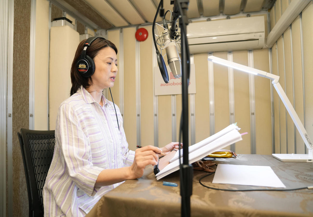 オーディオブックの制作現場見学会で「金子みすゞ名詩集」を朗読する進藤晶子アナウンサー（撮影・狩俣裕三）