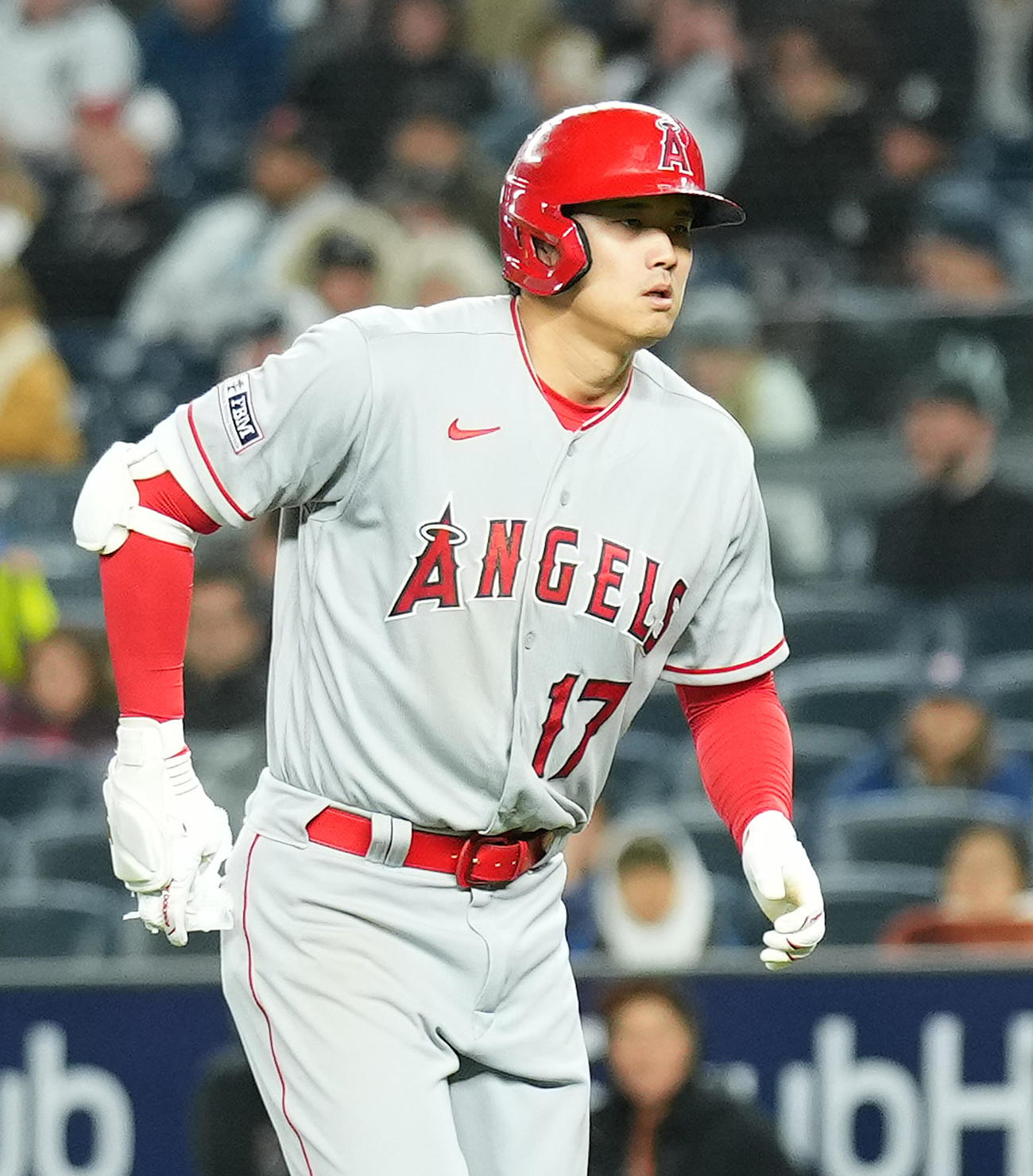 ヤンキース対エンゼルス　7回表エンゼルス1死一塁、右飛に倒れベンチに戻る大谷は、フィールドに飛んできた紙を拾いポケットに入れる（撮影・菅敏）