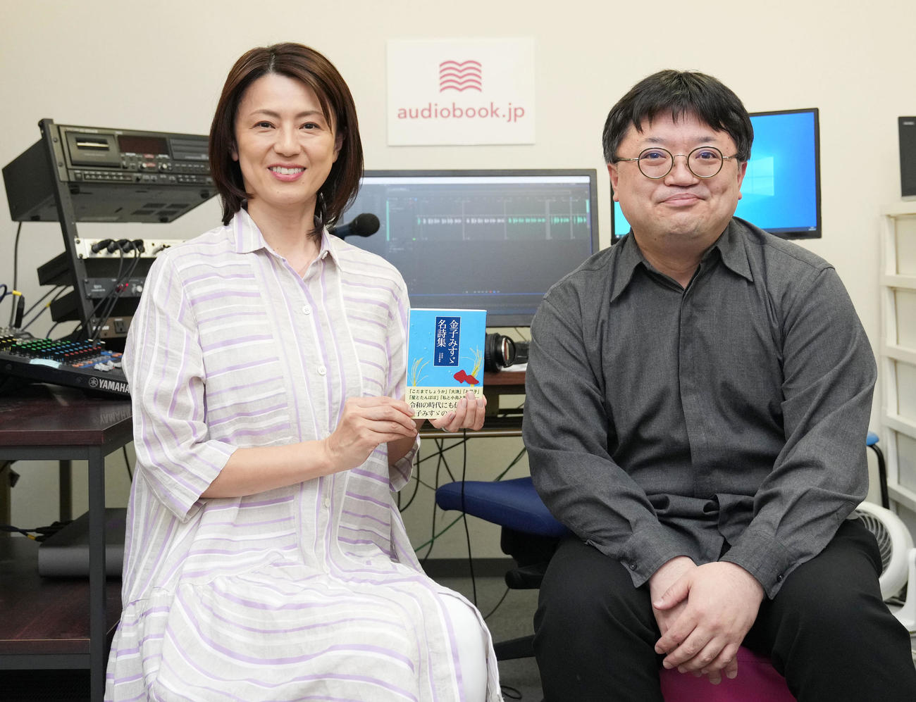 オーディオブックの制作現場見学会で、記念撮影をする進藤晶子アナウンサー（左）と伊藤ディレクター（撮影・狩俣裕三）