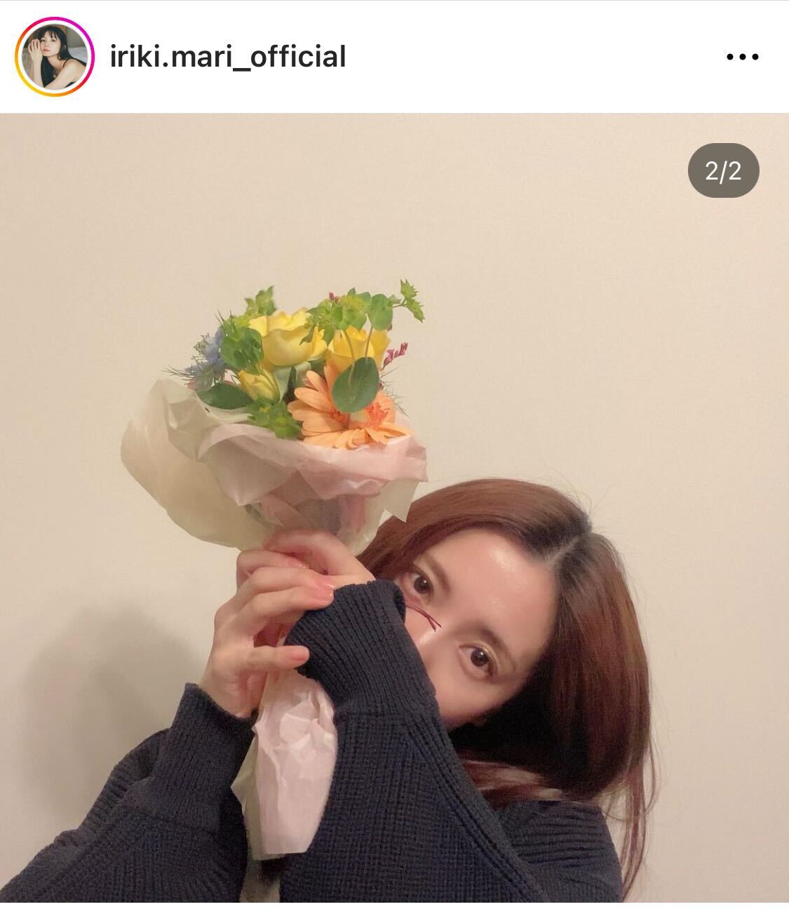 花束を持ち、アンニュイな表情を見せる入来茉里（入来茉里のインスタグラムから）