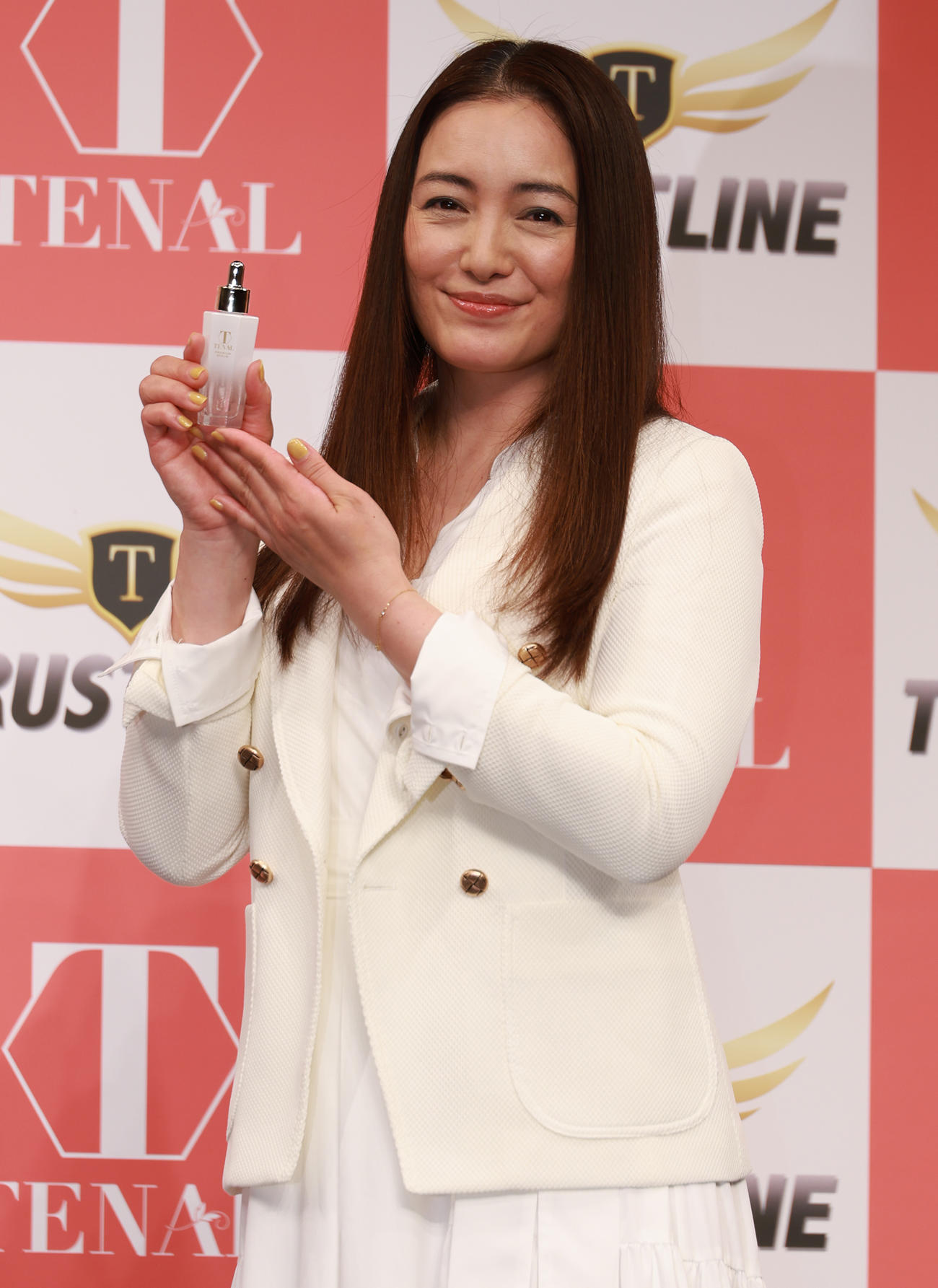 スキンケアブランド新商品発表会を行った仲間由紀恵（撮影・中島郁夫）