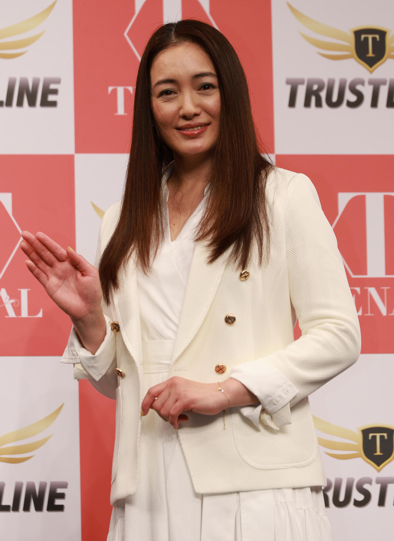 スキンケアブランド新商品発表会で手を振る仲間由紀恵（撮影・中島郁夫）