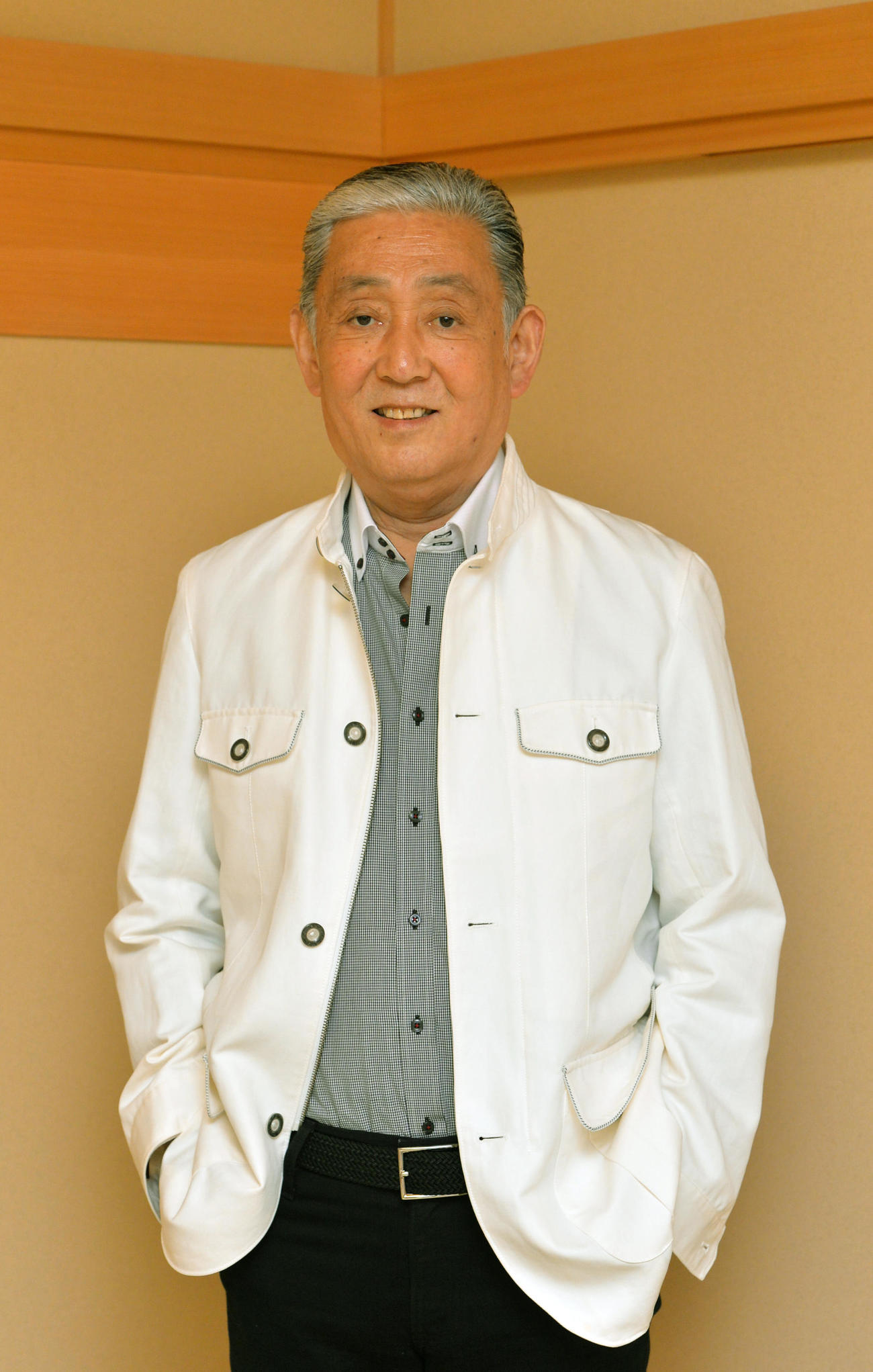 14年7月、楽屋で写真撮影に応じる市川左團次さん