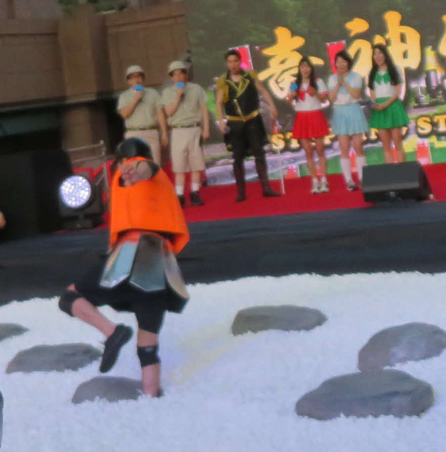 Amazonプライムビデオ「風雲！　たけし城」ワールドプレミアで竜神池に挑戦も、あえなく撃沈した狩野英孝（撮影・村上幸将）