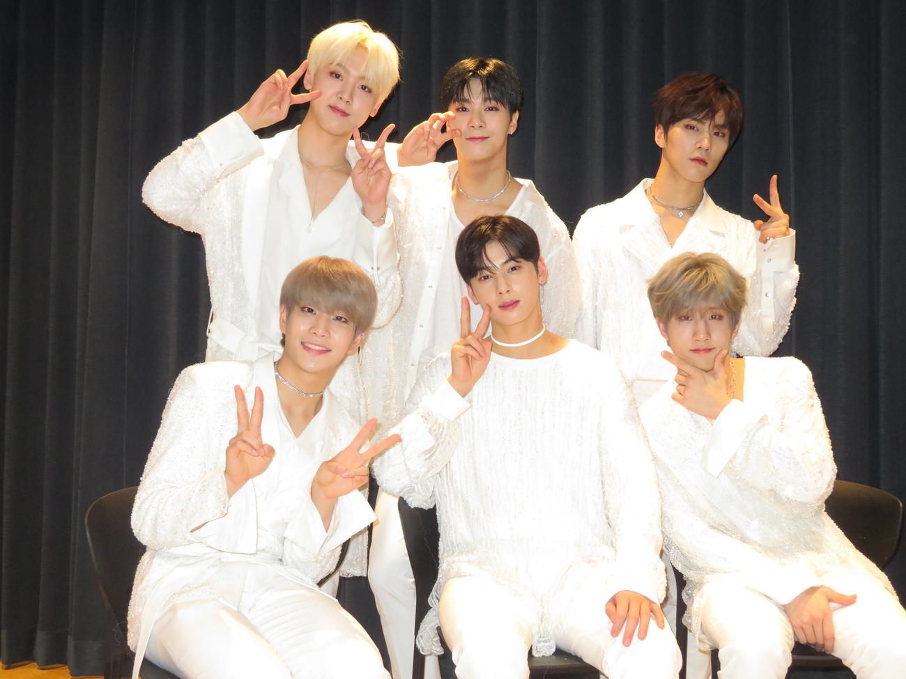 ASTRO。前列左からMJ、ウヌ、ジンジン、後列左からサナ、ムンビンさん、ラキ（2019年2月撮影）