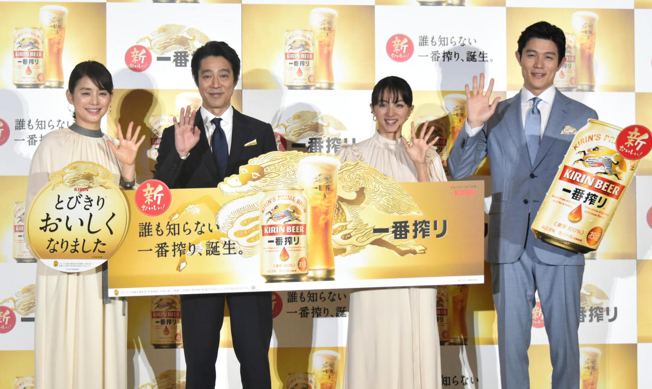 「誰も知らない一番搾り、誕生。新・一番搾り　1万人体験会」PR発表会に出席した、左から石田ゆり子、堤真一、満島ひかり、鈴木亮平