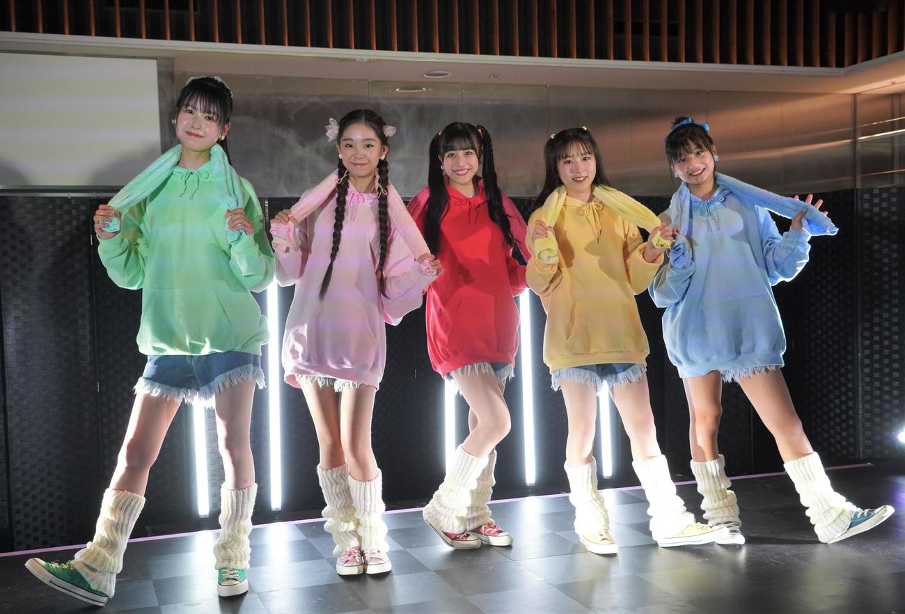 お披露目イベントを行ったサウナアイドル「100℃の世界」の（左から）田島春那、鷹宮玲亜、龍杏美、柴田陽夏、美音（撮影・佐藤成）