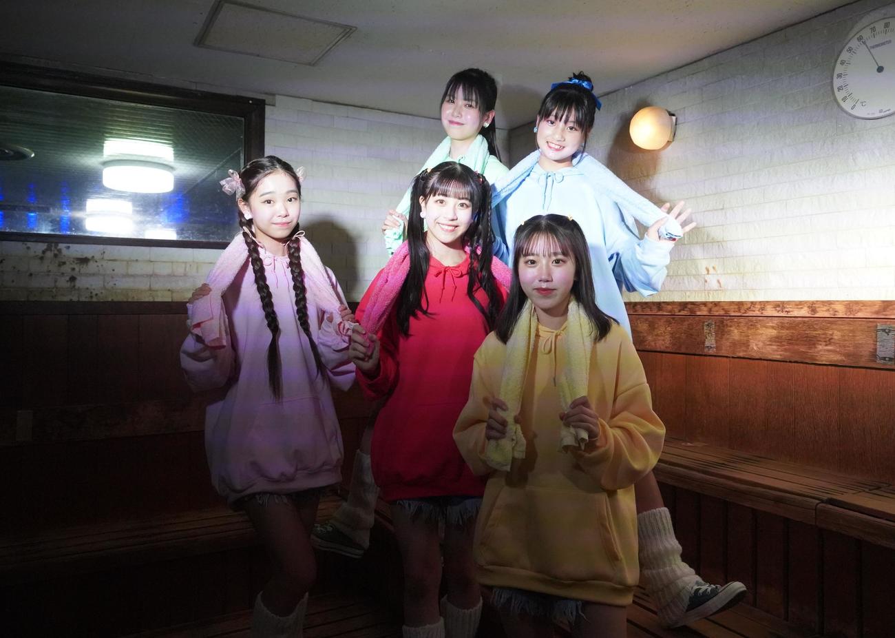 お披露目イベントを行った、前列左からサウナアイドル「100℃の世界」の鷹宮玲亜、龍杏美、柴田陽夏。後列田島春那（左）と美音（撮影・佐藤成）